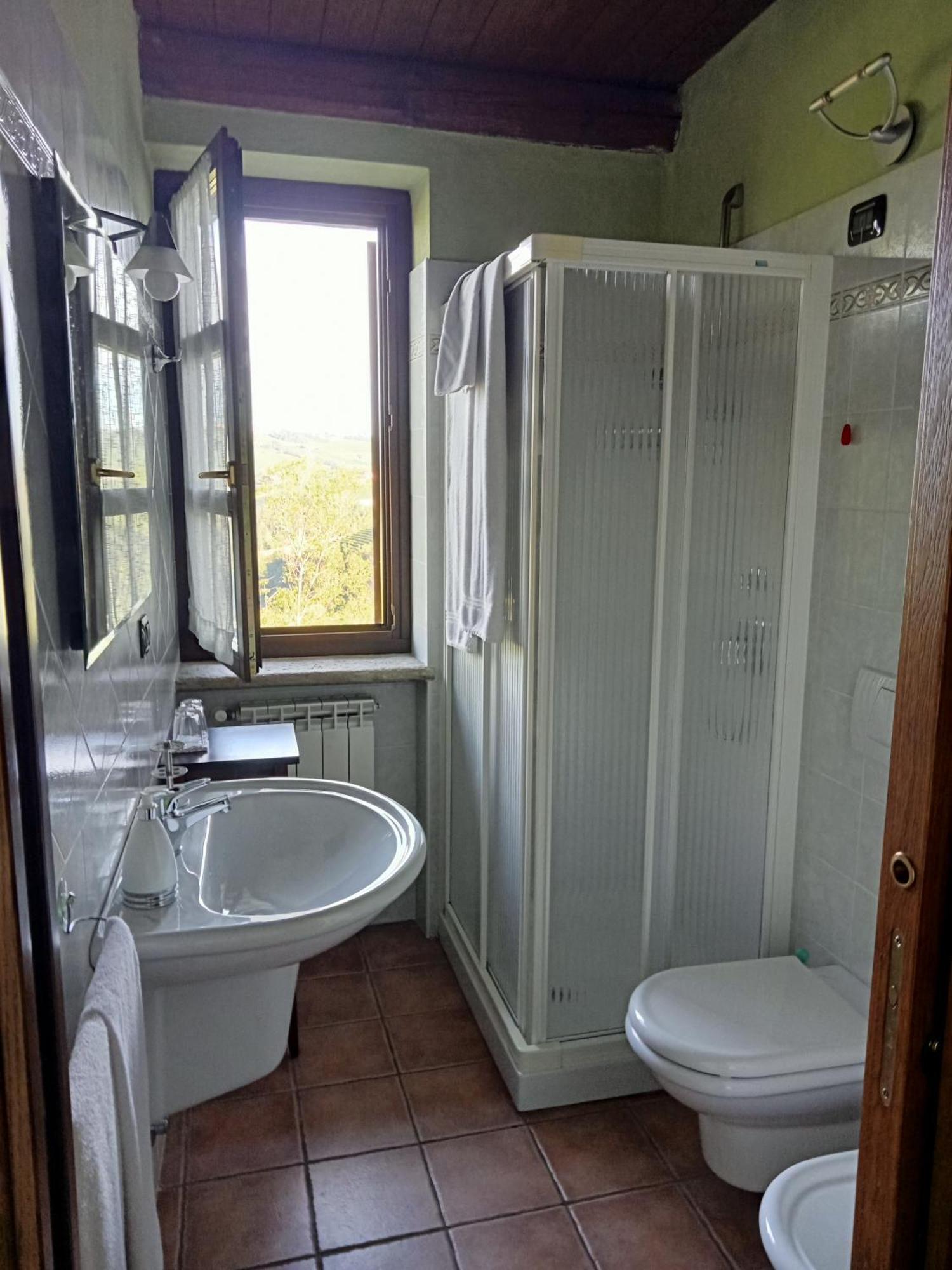 Agriturismo Bric Di Gai Monforte dʼAlba Pokój zdjęcie
